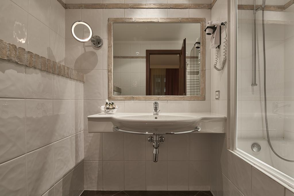 D'allèves Hotel 4*